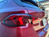 テールライトです。走行中後方車両から視認性の高いLEDイルミネーションが特徴です。デザイン性が高い部分の一つとなっております。