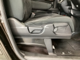 【前席】運転席にはシート高を調整できるハイトアジャスターが装備され、幅広いシートポジションの設定が可能になっております♪