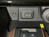 スマートフォンやお手持ちの機器のバッテリー残量が少なくなっても、運転中に充電ができるので安心ですね!