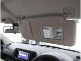 運転席・助手席共にミラー付きサンバイザーになっております。メイク直しや、シェービング時には便利です。