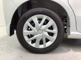 純正スチールホイールです。アルミホイールに比べ、強度があるのが頼もしい!車にぴったりなデザインのホイールカバー付です。