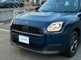 フロントタイヤより前の重量をなくし、車の運動性能を高めております。フロントタイヤから鼻先までが短いため、数値にてあらわれる「最小回転半径」より、小回りが利くことを実感いただけると思います。