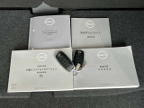 取り扱い説明書、メンテナンスノート、保証書揃ってます。インテリジェントキーも付いています。バック等に入れたままでも施錠解除もできエンジンスタートもワンプッシュでエンジンをかけることが出来ます。