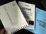 メンテナンスノート、取扱説明書です。 その車の整備記録が事細やかに記録されています。 車が生まれてから今までどのような道を歩んできたのか判るとても重要な物ですよ。