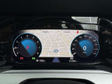 【Digital Cockpit Pro】基本の速度計とタコメーターの表示に加え、中央にドライビングデータやマップなどを少ない視線移動で視認できます。