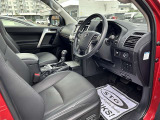 高いホールド性で運転姿勢が安定します。長距離ドライブでも疲れにくいのが魅力です。快適なドライビングライフをお送りください♪