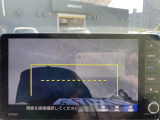 【リヤカメラ・トップビュー】真上からの映像で後方を確認でき、後退駐車や狭い場所での車庫入れも安心です。