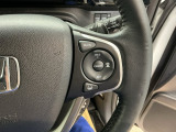 【クルーズコントロール】設定した速度を自動で維持し、ドライバーの運転負荷を軽減する支援機能です。長距離走行時の疲労を抑えるだけでなく、速度の安定による燃費向上も期待できます。