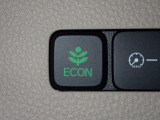 エンジン、エアコンなどを制御し低燃費な『ECONモード』に、また走りを楽しみたいとき、空調など快適性を重視したいときにはスイッチOFFで通常モードに切り替えができます!