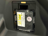 車載工具のジャッキ・タイヤレンチ・牽引フックは助手席の下,ラゲージ下にパンク応急修理キットが収納されています。