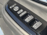 運転席側ドアの、インナードアハンドルとウィンドウなどの操作スイッチ類です。