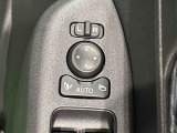 キーフリー連動で施錠時に格納します。降車の直前まで後方確認ができ、閉じ忘れも防げます。