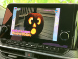 停車時にテレビ番組を楽しめます。お子様連れのお出かけの際にも、快適な時間を提供します。