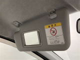 サンバイザーはバニティミラー付き。乗り降りの際に身だしなみのチェックができますね。
