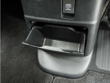 ◆センターロアボックス◆インパネ中央の下部には、ごみ箱としても使用する事ができるセンターロアボックスを装備しております。