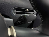 MINIのETCは、ルームミラー一体型内蔵型の採用が大きな特徴です。車載器を別で設置する必要がないため運転席まわりがすっきり美しく保たれ、ミラーの端にあるインジケーターでカードの挿入状態を確認できます。