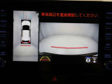 パノラミックビューモニターを装備。駐車場や交差点でクルマを真上から見るように周囲を確認できます。機能の詳細は販売店スタッフまでおたずねください。