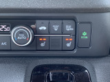 【シートヒーター(運転席・助手席)】シートを素早く温め、冬場でも快適にお使いいただけます。