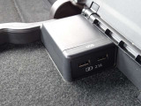 【充電用ポート】2口装備。スマートフォンなどを2台同時に充電でき、移動中のバッテリー切れ対策に便利です。家族や友人とのお出かけ、長距離ドライブで活躍します。
