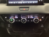 ダブルエアコンは、運転席と助手席でそれぞれ異なる温度を設定できます。
