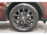 純正のアルミホイールが足元を飾ります!タイヤサイズは225/55R18になります。