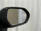 隣車線を走る車両をレーダーで検知し、ドアミラーでは確認しにくい後側方エリアに存在する車両に加え、急接近してくる車両も検知します。車両を検知するとドアミラーに搭載されたLEDインジケーターが点灯します。