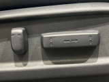 運転席・助手席共に電動シートとなっておりますので、簡単にシートをご自身に合わせた位置に動かすことができます。