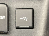 こちらのクルマはUSB接続コネクタも装備されています♪スマホの充電などにお使い下さい。ご旅行中での充電切れも、これなら心配いりませんね!