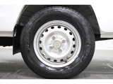 純正のスチールホイールが足元を飾ります!タイヤサイズは145R12-6PR LTとなります。