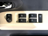 【電動格納ミラー】サイドミラーは電動格納式となっており、狭い駐車場でもキズがつくリスクを抑えられます。