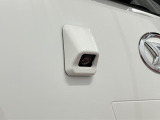 【バックカメラ】 対応モニターを装着することで、駐車時に車両後方の様子を見ることができます。