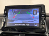 上から見下ろしているかのような映像のアラウンドビューモニターや、車の後方を確認できるバックカメラ付きで安心です。
