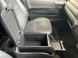 運転席と助手席の間にはコンソールボックスが設置されていますよ。あると便利です!!