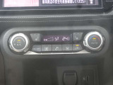 【オートエアコン】一度お好みの温度に設定すれば、車内の温度を検知し風量や温度を自動で調整。暑い&hellip;寒い&hellip;と何度もスイッチ操作をする必要はありません。快適な車内空間には必須の機能ですね♪