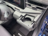 運転席側ドリンクホルダーです。高めの位置にご用意しておりますので目線を下げることなくご利用頂けます!!