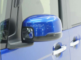 ◆ドアミラーウインカー◆ドアミラーにウインカーを装備しています。対向車に自身の進行方向を合図し安全に運転できます。