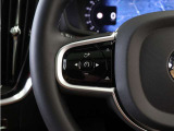 前方車を自動追従するアダプティブクルーズコントロールに加え、ステアリング操舵も行う進化型クルーズ『パイロットアシスト』を搭載。車体を車線内へと適正に維持しつつ先行車を忠実に追従します。