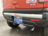 【後退時ブレーキサポート】リヤバンパーに4つの超音波センサーを内蔵し、車両後方にある障害物を検知。透明なガラスなども検知でき、コンビニの駐車場などでの衝突回避をサポートします。