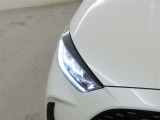 精悍な目つきのLEDヘッドランプを装備しております。