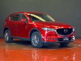 マツダCX-5のフロントマスクは、立体感のあるグリルと精悍なヘッドランプが上質な存在感を演出します。魂動デザインによる洗練された風格と力強さを兼ね備えた姿を、ぜひ店頭でお確かめください。