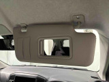 ちょっとした身だしなみチェックができるバニティミラー(運転席・助手席)&チケットホルダー(運転席)付きサンバイザー。