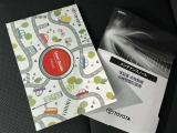 メンテナンスノート、取扱説明書です。 その車の整備記録が事細やかに記録されています。 車が生まれてから今までどのような道を歩んできたのか判るとても重要な物ですよ。