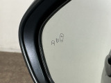 斜め後ろに存在する車を探知。その方向のドアミラー鏡面上にマークを表示し、存在をお知らせしてくれます。また、その方向にウインカーを操作すると、マークの点滅と警告音で注意を促します!