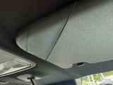 【チケットホルダー・運転席側】有料道路の通行券や駐車券を収納できるバニティミラー付きのサンバイザー。【インパネトレー】身の回りの小物を気軽に置ける大型トレー。