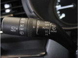 【オートワイパー機能】レバーをAUTOの位置にしているとき、レインセンサーが雨を感知すると、雨量に応じて、ワイパーが自動で作動します。