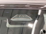 【デュアルセンサーブレーキサポートII】フロントガラス上部にあるセンサー部です。単眼カメラとミリ波レーダーで車両前方の状況を検知し各種制御を行います。衝突被害軽減ブレーキ・誤発進抑制機能 等