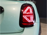 MINIのオートライトは積極的にライトをつけることにより、自車の存在を周囲に向けアピールいたします。それは安全性への配慮でもあります。