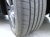 「235/55R19」サイズのタイヤが装着されています。