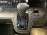 シフトはインパネシフト、パーキングブレーキは電子制御なので運転席と助手席の間はすっきりしています。