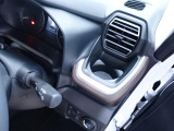 運転席にはドリンクホルダー完備!収納スペースもあって使い勝手良し!!